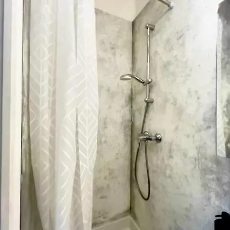 With A Terrace * Levallois-Perret