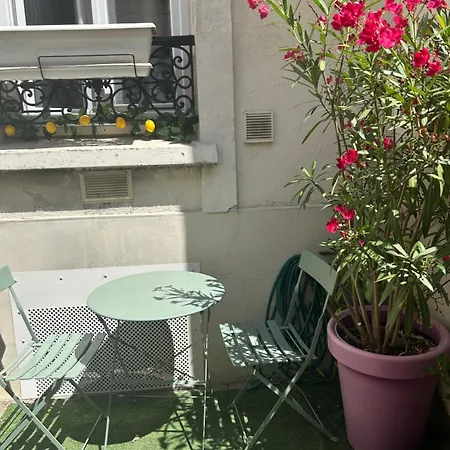 With A Terrace شقة